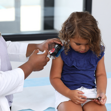 Carregar imagem no visualizador da galeria, Buzzy MINI HealthCare Joaninha - A melhor opção para Clínicas de Vacinação e Farmácias - Buzzy Medical